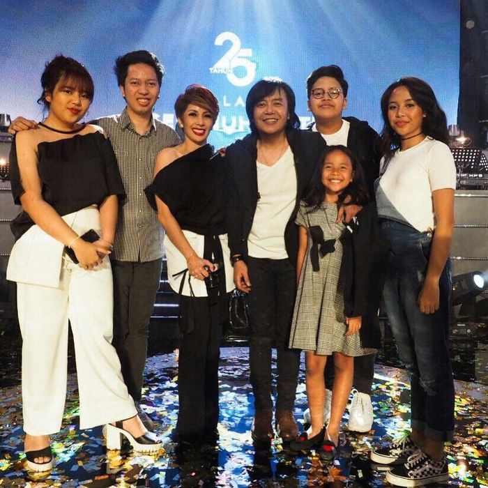 Mesra dan Romantis! Potret Ari Lasso dan Vitta Dessy