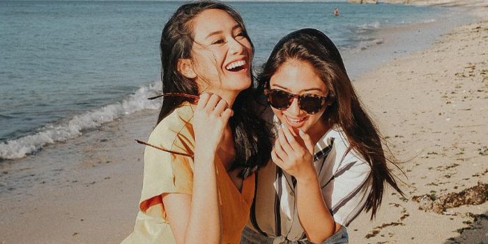 Jessica Milla sedang berada di pinggir pantai bersama sahabatnya Merdianti Octavia