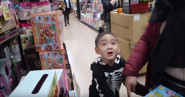 Ekspresi bahagia Rafathar saat memilih mainan di Jepang
 