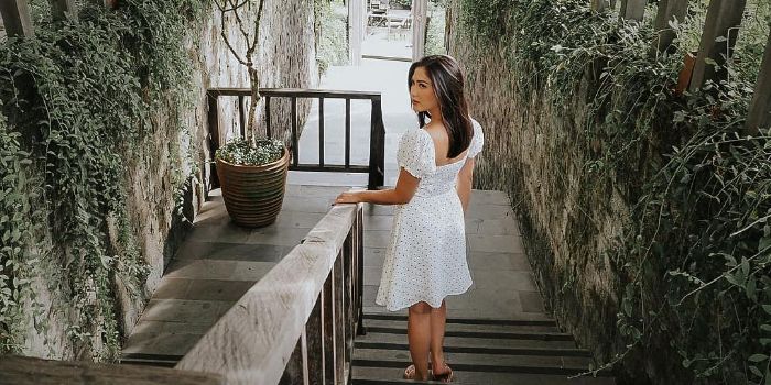 Jessica Mila terlihat cantik mengenakan dress putih.