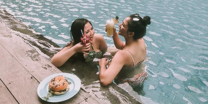 Jessica terlihat bahagia saat berada di kolam renang bersama Gracela Veronica