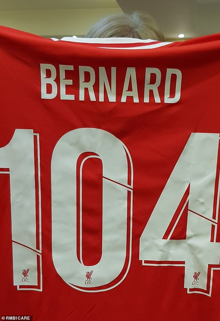 Jersey Liverpool kustom milik Bernard Sheridan sebagai hadiah untuk ulang tahunnya yang ke-104.