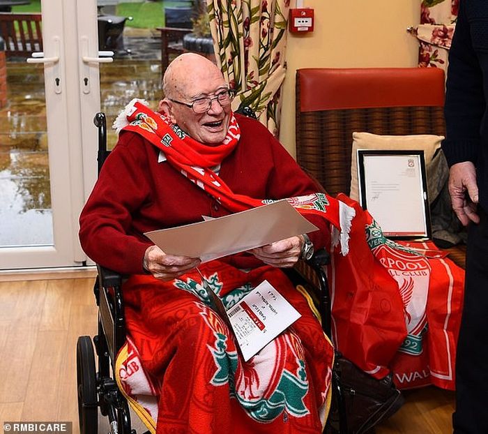 Bernard Sheridan, pira berusia 104 tahun yang mendukung Liverpool selama 96 tahun.