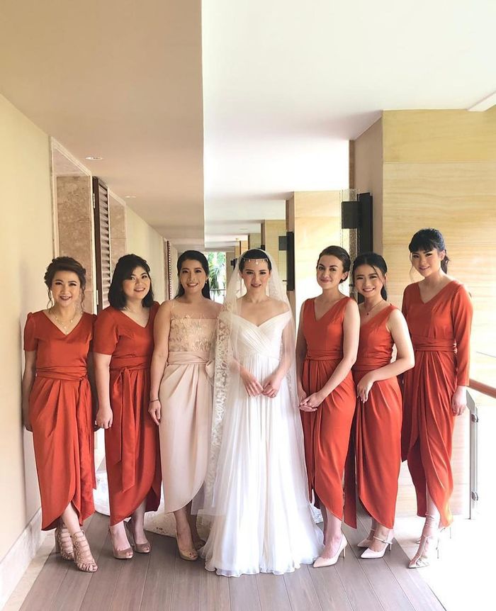 Penampilan Rianti Cartwright saat jadi bridesmaid pernikahan Edric Tjandra dan Venny Chandra
