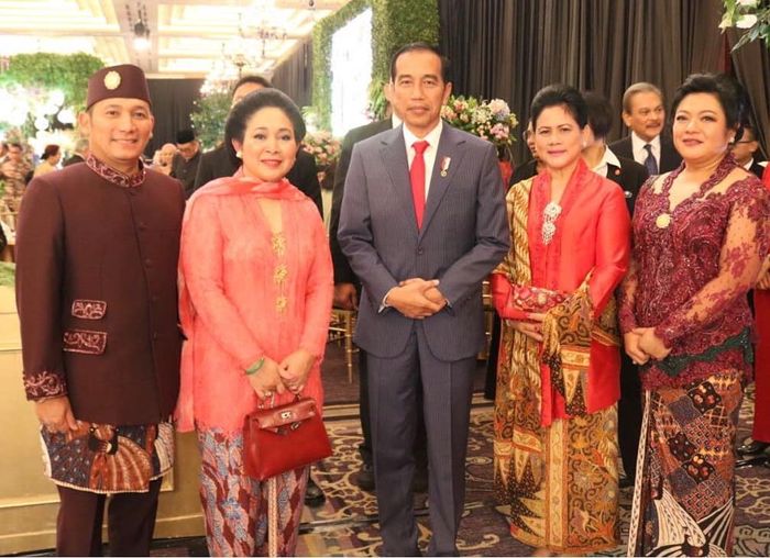 Berbalut Kebaya Merah, Anggunnya Titiek Soeharto Mantan Istri Prabowo