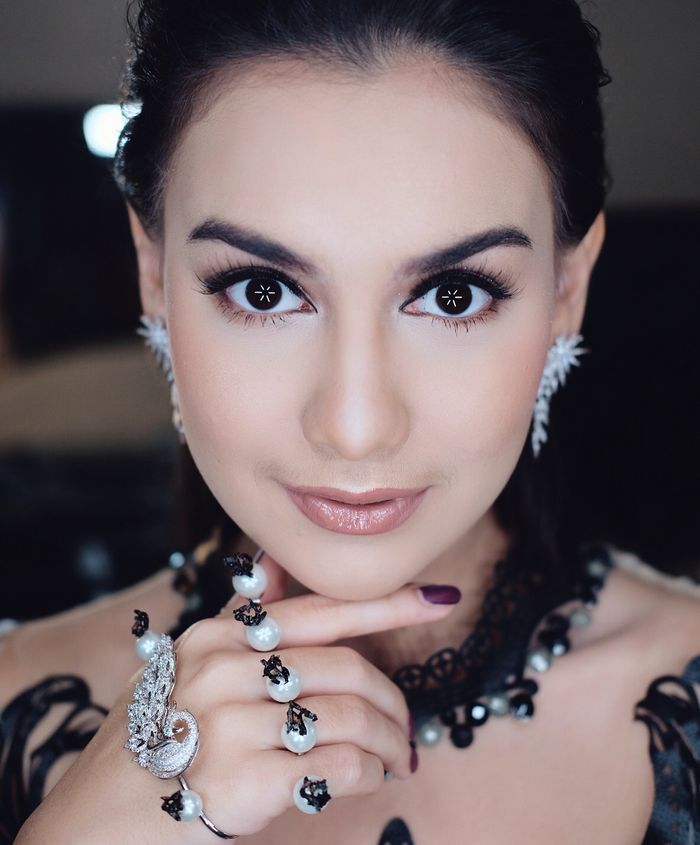 Irish Bella tampil lebih cantik dengan bulu mata palsu