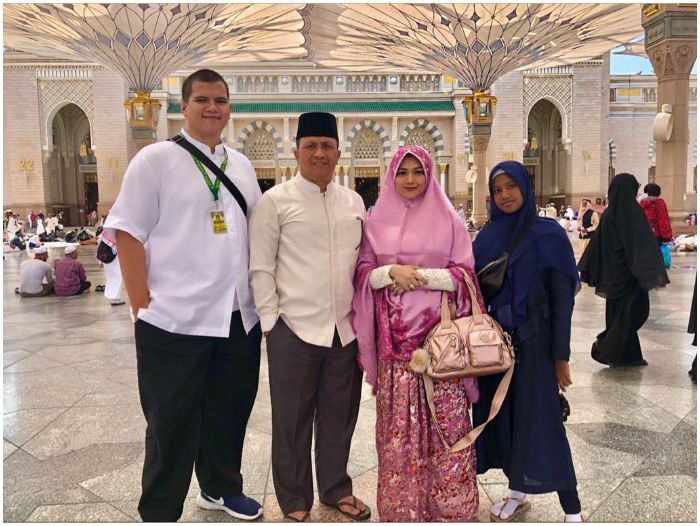 Bella Saphira Saat Umroh Bersama Anak tirinya