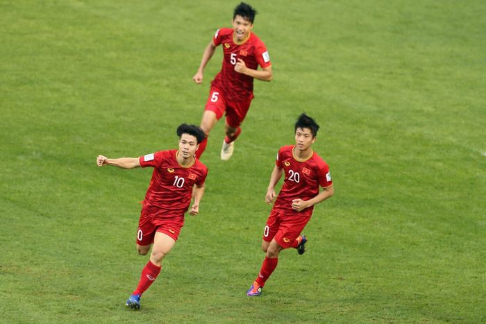 Selebrasi pemain timnas Vietnam seusai memastikan ke perempat final Piala Asia 2019, Minggu (20/1/2019). 