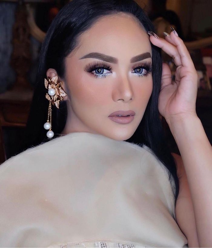 Krisdayanti tampil lebih cantik dengan bulu mata palsu