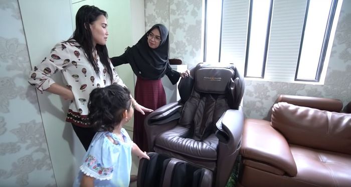 Kursi pijat bernilai fantastis di ruang tamu Ayu Ting Ting