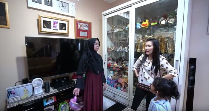 Koleksi piala di ruang keluarga Ayu Ting Ting