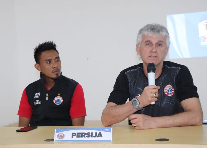 Pemain dan pelatih Persija Jakarta, Maman Abdurrahman dalam jumpa pers di ruang media Stadion Patrio