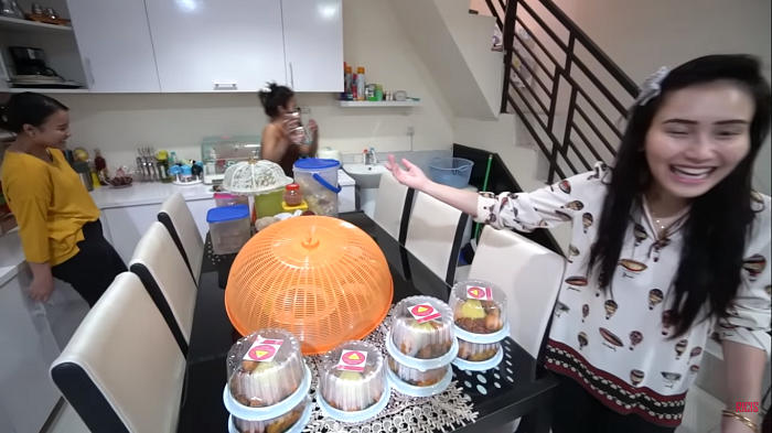 8 Potret Rumah Ayu Ting Ting, Dari Balkon Terlihat Pemandangan Atap Pemukiman yang Padat