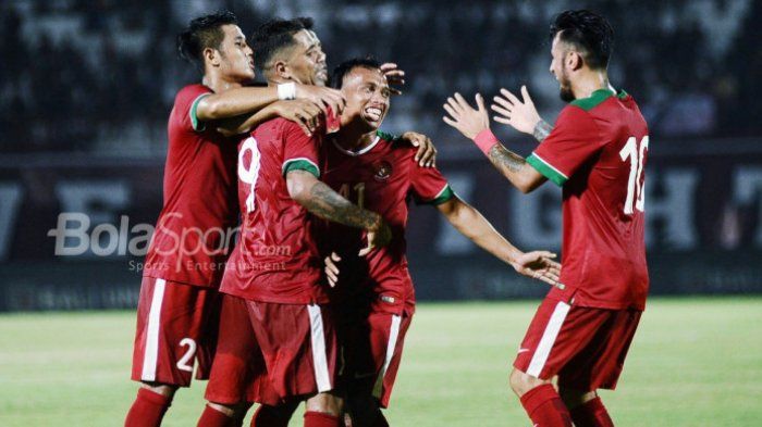 Para pemain timnas U-23 Indonesia merayakan gol ke gawang Bali United dalam laga uji coba melawan Bali United di Stadion Kapten I Wayan Dipta, Gianyar, Selasa (31/7/2018). 
