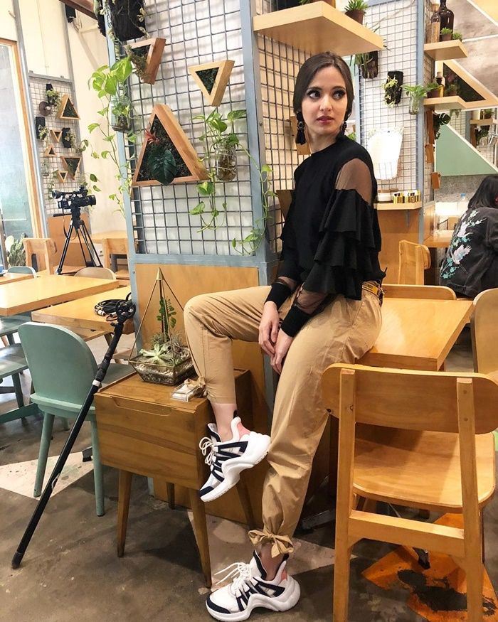 Nia Ramadhani terlihat mengenakan Louis Vuitton Archlight Sneakers dengan harga Rp 16.150.000