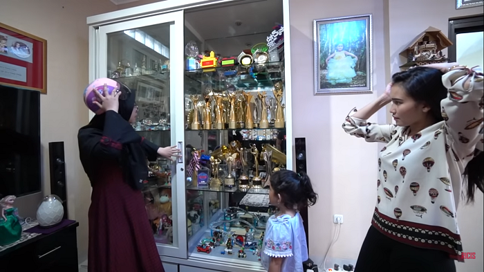 8 Potret Rumah <a href='https://pontianak.tribunnews.com/tag/ayu-ting-ting' title='Ayu Ting Ting'>Ayu Ting Ting</a>, Dari Balkon Terlihat Pemandangan Atap Pemukiman yang Padat