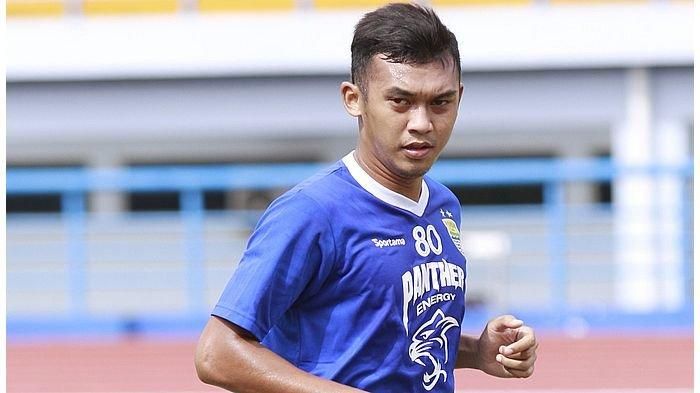 Pemain muda Persib Bandung, Abdul Aziz Lutfi, saat menjalani sesi latihan di Stadion Arcamanik pada 