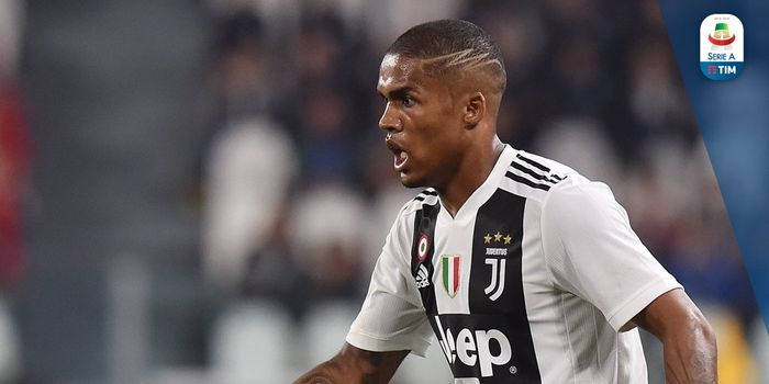 Gelandang Juventus, Douglas Costa, beraksi dalam laga Liga Italia melawan Chievo di Stadion Allianz,