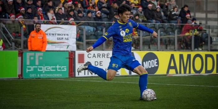 Aksi bek asal Jepang,  Takehiro Tomiyasu untuk klub Liga Belgia, Sint-Truiden.