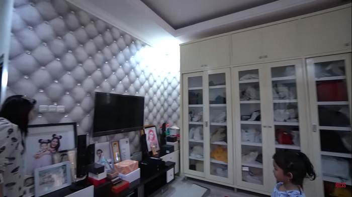 8 Potret Rumah <a href='https://pontianak.tribunnews.com/tag/ayu-ting-ting' title='Ayu Ting Ting'>Ayu Ting Ting</a>, Dari Balkon Terlihat Pemandangan Atap Pemukiman yang Padat