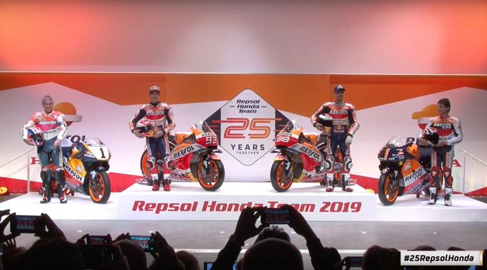 Mick Doohan, Marc Marquez, Jorge Lorenzo, dan Alex Criville saat menghadiri acara peresmian tim Repsol Honda di MotoGP musim 2019.