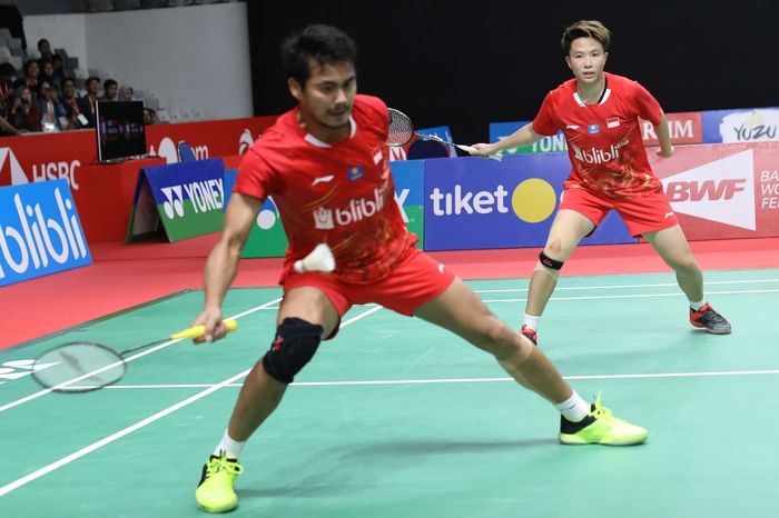 Pasangan ganda campuran Indonesia, Tontowi Ahmad/Liliyana Natsir, mengembalikan kok ke arah Pranaav 