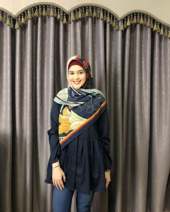 Fashion hijab ala Cut Meyriska