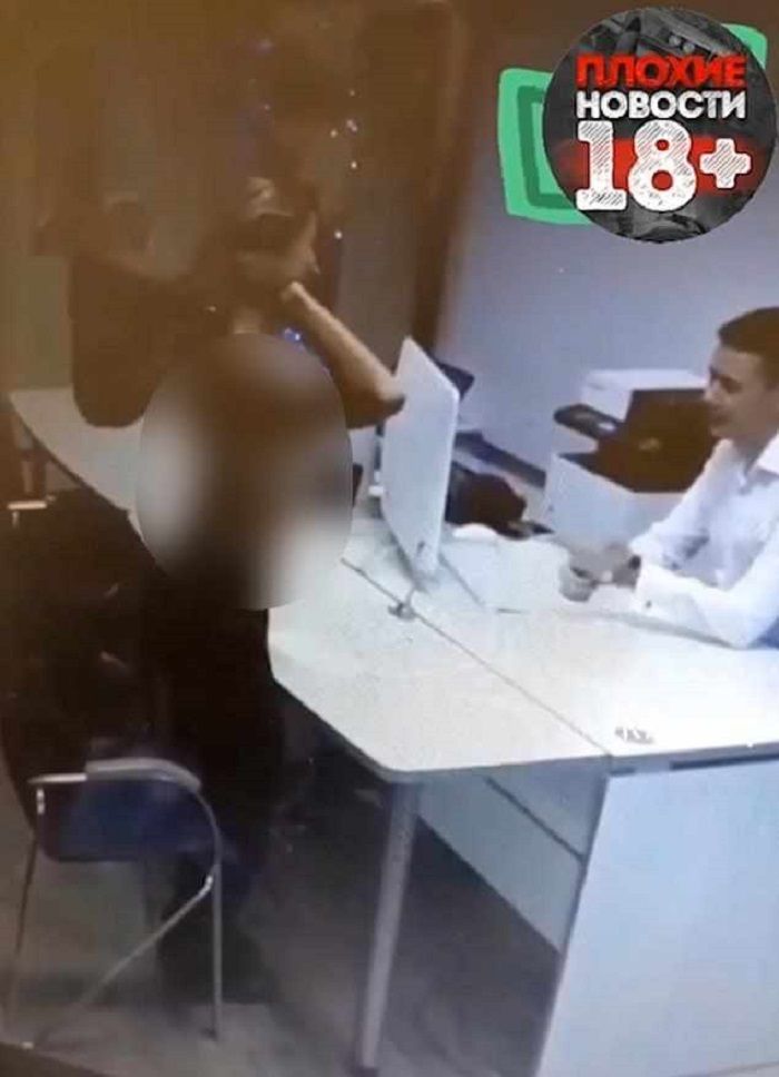 Kuzmina nekat melepas bajunya dan bugil didepan manajer bank