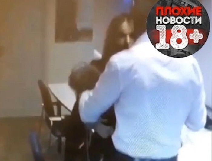Video seorang pelanggan membuka baju saat di rumah