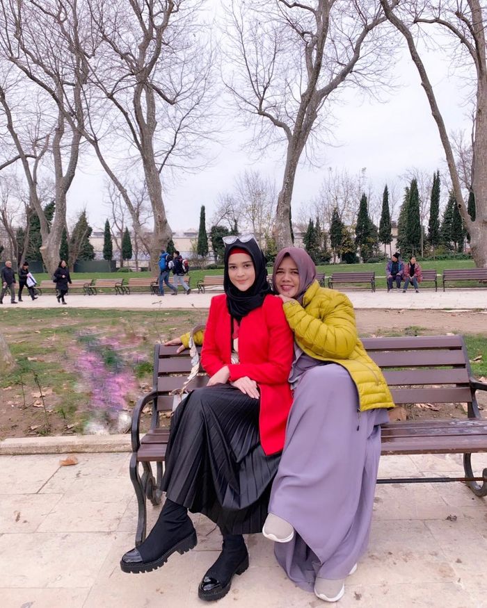Fashion hijab ala Cut Meyriska