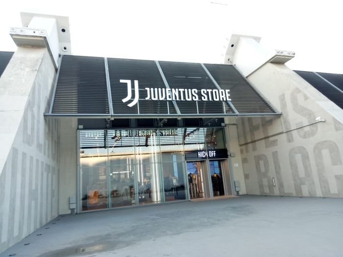 Juventus Store di dekat Allianz Stadium.