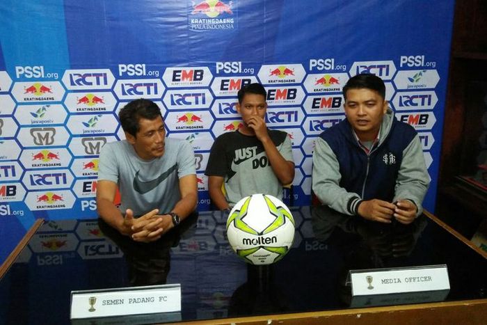 Konferensi pers sebelum pertandingan Semen Padang melawan PS Tira pada babak 32 besar Piala Indonesia 2018.