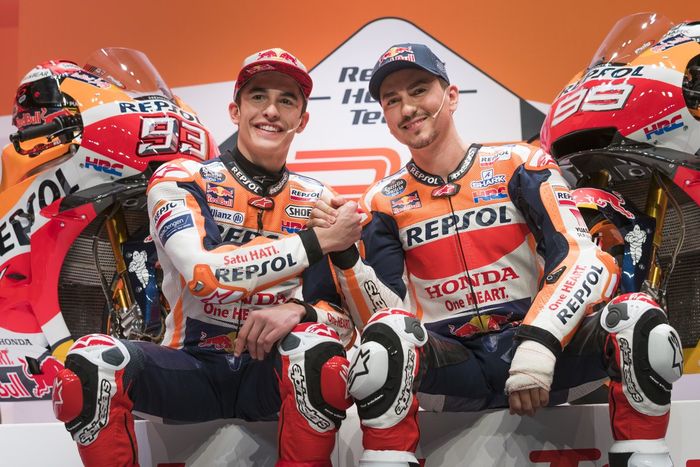 Marc Marquez dan Jorge Lorenzo yang sedang menghadiri acara peluncuran tim Repsol Honda secara resmi