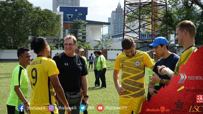 Pelatih Robert Rene Alberts (kaus hitam) berbincang dengan pemain Sarawak FA, Bobby Gonzales (9).