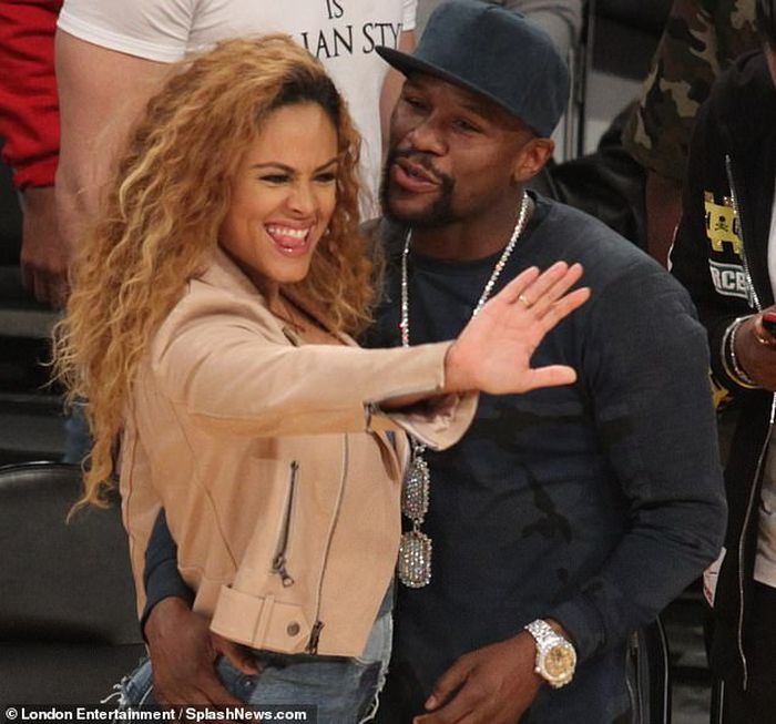 Floyd Mayweather bersama wanita misterius menyaksikan pertandingan NBA.