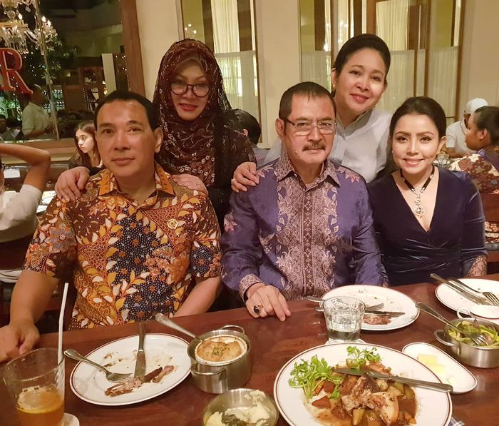 Mayangsari tampil perdana dengan Keluarga Cendana pada acara makan malam