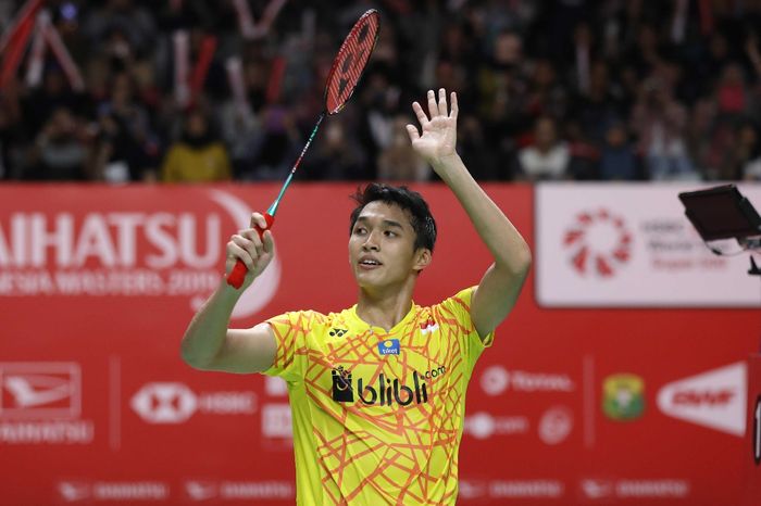 Pebulu tangkis tunggal putra Indonesia, Jonatan Christie, memberi salam kepada penonton setelah mema