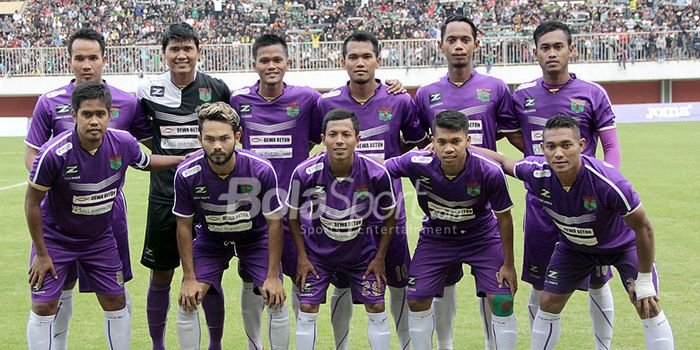 Tim Persita Tangerang berpose menjelang dimulainya laga Piala Dirgantara 2017 yang digelar di Stadio