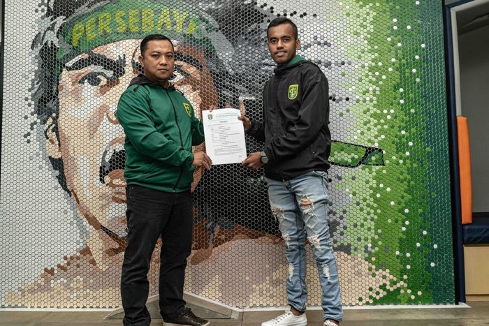 Alwi Slamat menandatangani kontrak satu tahun dengan Persebaya Surabaya.