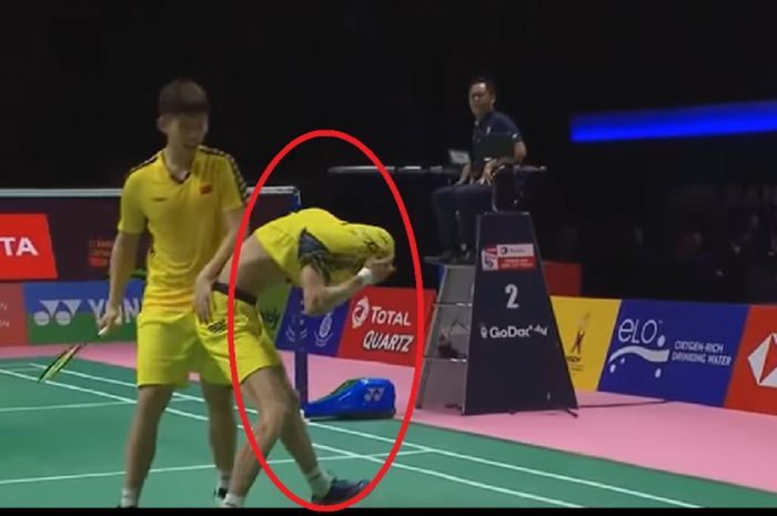 Li Junhui (lingkaran) mencoba melakukan selebrasi kemenangan usai kalahkan Mohammad Ahsan/Hendra Setiawan (Indonesia) di semifinal Piala Thomas 2018 pada Jumat (25/5/2018) di Impact Arena, Bangkok, Thailand.