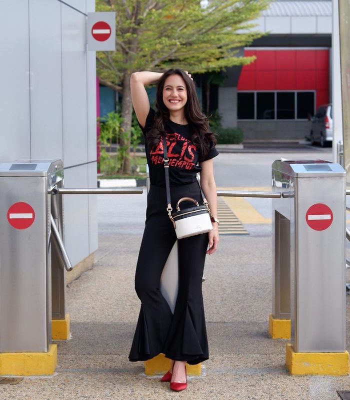 5 Potret Cantik Pevita Pearce dalam Balutan Busana Hitam, Artis Cantik