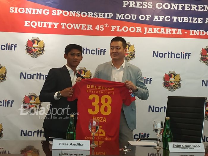 Firza Andika mengenakan nomor punggung 38 bersama AFC Tubize.