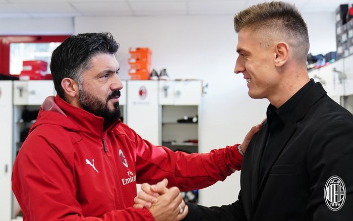 Pelatih AC Milan, Gennaro Gattuso dengan sang striker anyar, Krzysztof Piatek, dalam acara perkenala