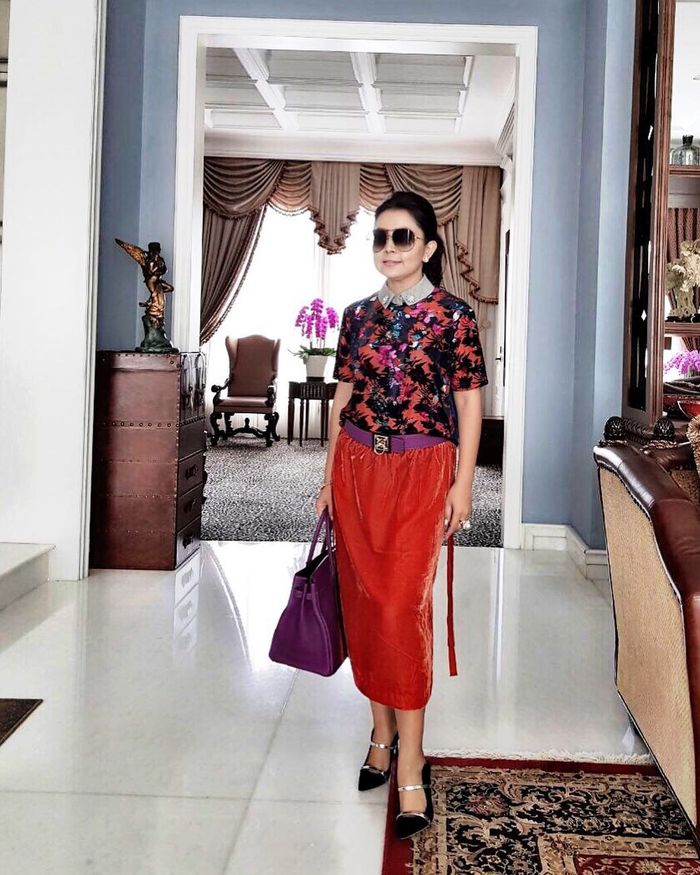 Mayang Sari terlihat menenteng tas mewah koleksi Hermes Birkin 30 Anemone Purple Togo Gold Hardware Exotic Beauty