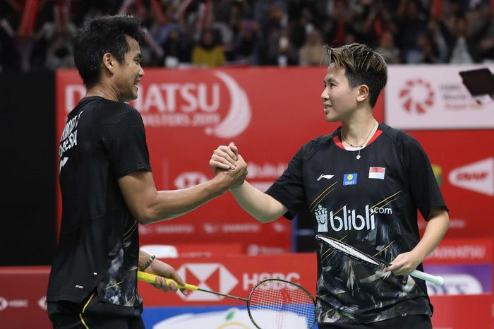 Pasangan ganda campuran Indonesia, Tontowi Ahmad/Liliyana Natsir, melakukan selebrasi setelah memast