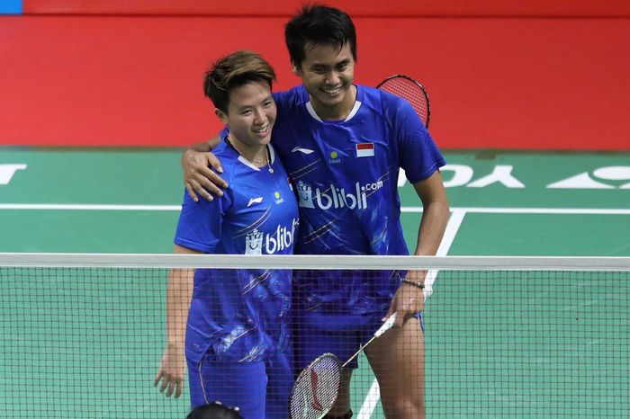 Pasangan ganda campuran Indonesia, Tontowi Ahmad/Liliyana Natsir, berangkulan seusai memastikan kemenangan.