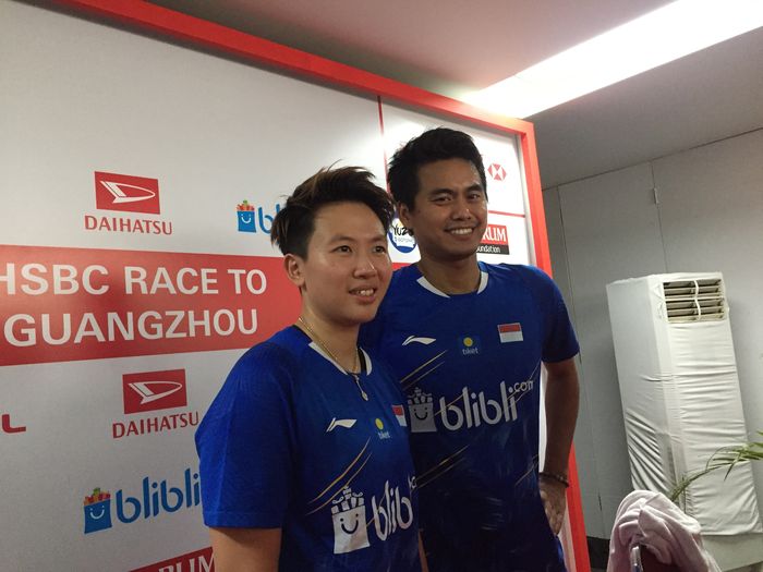 Pasangan ganda campuran Indonesia, Liliyana Natsir dan Tontowi Ahmad, berpose usai tampil pada semif