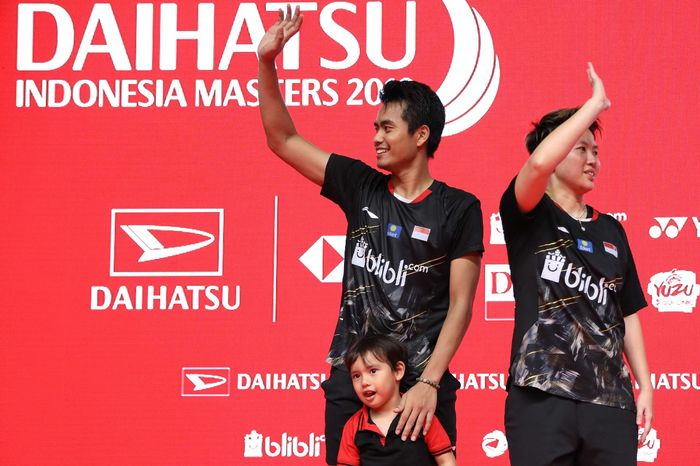 Pasangan ganda campuran Indonesia, Tontowi Ahmad/Liliyana Natsir, melambaikan tangan kepada penonton