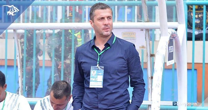 Mantan pelatih Persib, Miljan Radovic saat mendampingi timnya melawan tuan rumah Persiwa untuk Piala Indonesia 2018.