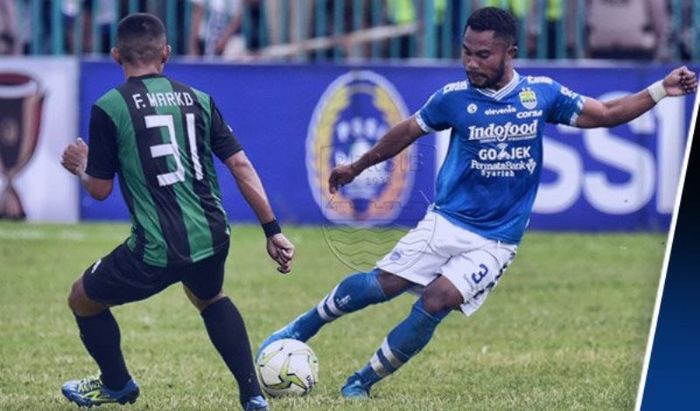 Aksi bek Persib, Ardi Idrus (kanan) saat mencoba mengecoh pemain Persiwa, Frans Marko pada laga 32 b